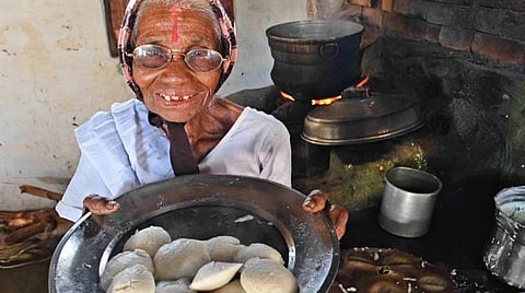 ஒரு ரூபாய்க்கு இட்லி விற்கும் கோவை கமலாத்தாள் பாட்டி : கோப்புப்படம்