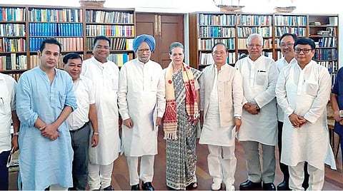 வடகிழக்கு மாநிலங்களின் காங்கிரஸ் நிர்வாகிகளை டெல்லியில் நேற்று சந்தித்த அக்கட்சியின் தலைவர் சோனியா காந்தி. உடன், காங்கிரஸ் மூத்த தலைவரும், முன்னாள் பிரதமருமான மன்மோகன் சிங். படம்: பிடிஐ