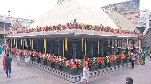 மலர்களால் அலங்கரிக்கப்பட்டுள்ள சித்சபை.