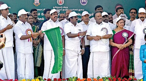 டெங்கு காய்ச்சல், மழைநீர் சேகரிப்பு, பிளாஸ்டிக் ஒழிப்பு குறித்த விழிப்புணர்வு பேரணியை முதல்வர் பழனிசாமி சென்னை தீவுத் திடலில் நேற்று தொடங்கி வைத்தார். உடன் துணை முதல்வர் ஓ.பன்னீர்செல்வம், அமைச்சர்கள் சி.விஜயபாஸ்கர், எஸ்.பி.வேலுமணி, பி.தங்கமணி, திண்டுக்கல் சீனிவாசன், வி.சரோஜா உள்ளிட்டோர்.