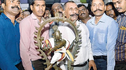 திருநெல்வேலி மாவட்டம் கல்லிடைக்குறிச்சியில் உள்ள கோயிலில் திருடுபோன நடராஜர் சிலை ஆஸ்திரேலியாவில் இருந்து மீட்கப்பட்டது. அந்த சிலை நேற்று ரயில் மூலம் சென்னைக்கு கொண்டு வரப்பட்டது. மீட்கப்பட்ட சிலையுடன் சிலை கடத்தல் தடுப்பு பிரிவு சிறப்பு அதிகாரி பொன் மாணிக்கவேல் மற்றும் அதிகாரிகள். படம்: க.ஸ்ரீபரத்