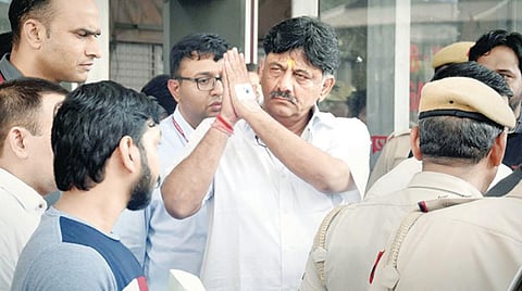 சட்டவிரோத பணப் பரிவர்த்தனை தொடர்பாக கர்நாடகா முன்னாள் அமைச்சரும், மூத்த காங்கிரஸ் தலைவருமான டி.கே.சிவகுமாரை அமலாக்கப் பிரிவு அதிகாரிகள் கைது செய்துள்ளனர். இந்நிலையில் டெல்லியிலுள்ள சிறப்பு நீதிமன்றத்தில் ஆஜர்படுத்துவதற்காக சிவகுமாரை நேற்று அழைத்து வரும் அமலாக்கப் பிரிவு அதிகாரிகள். படம்: பிடிஐ