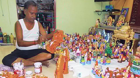நவராத்திரி விழாவுக்காக தயாரிக்கப்பட்டுள்ள பல்வேறு வகையான சிலைகள்.