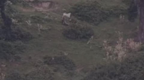 இந்தியா நடத்திய பதிலடி தாக்குதல்: உயிரிழந்த வீரரின் உடலை மீட்க வெள்ளைக்கொடி ஏந்திய பாகிஸ்தான் ராணுவம்; வெளியான வீடியோ காட்சி