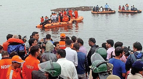 ஆந்திர மாநிலத்தில் சுற்றுலா சென்றபோது கோதாவரி ஆற்றில் படகு கவிழ்ந்து 12 பேர் பலி: நீரில் மூழ்கி காணாமல் போன 32 பேரை தேடும் பணிகள் தீவிரம்