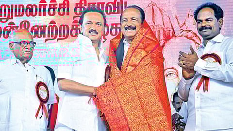 மதிமுக சார்பில் அண்ணாவின் 111-வது பிறந்தநாள் மாநாடு சென்னை நந்தனம் ஒய்எம்சிஏ மைதானத்தில் நேற்று நடந்தது. மாநாட்டை திமுக தலைவர் மு.க.ஸ்டாலின் தொடங்கிவைத்து, மதிமுக பொதுச் செயலாளர் வைகோவுக்கு பொன்னாடை போர்த்தினார். அருகில் மதிமுக அவைத் தலைவர் சு.துரைசாமி, துணை பொதுச் செயலாளர் மல்லை சத்யா | படம்: பு.க.பிரவீன்