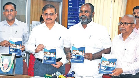 வடகிழக்கு பருவமழை முன்னெச்சரிக்கை நடவடிக்கை தொடர்பான வழிகாட்டுதல் சுற்றறிக்கையை தமிழக வருவாய், பேரிடர் மேலாண்மை துறை அமைச்சர் ஆர்.பி.உதயகுமார் சென்னை எழிலகத்தில் உள்ள மாநில புயல் அவசர கட்டுப்பாட்டு மையத்தில் வெளியிட்டார். உடன் வருவாய் நிர்வாக ஆணையர் சத்யகோபால், வருவாய் துறை செயலாளர் அதுல்ய மிஸ்ரா, பேரிடர் மேலாண்மை இயக்குநர் ஜெகநாதன் ஆகியோர்.