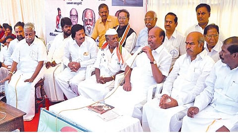 தமிழகத்தில் பூரண மதுவிலக்கு கோரி காங்கிரஸ் மூத்த தலைவர் குமரி அனந்தன் சென்னை வள்ளுவர் கோட்டம் அருகில் நேற்று உண்ணாவிரதப் போராட்டம் நடத்தினார். இதில் கலந்துகொண்டு அவருக்கு ஆதரவு தெரிவித்துப் பேசுகிறார் பாமக நிறுவனர் ராமதாஸ். அருகில் காங்கிரஸ் முன்னாள் தலைவர் கே.வி.தங்கபாலு, பாமக தலைவர் ஜி.கே.மணி உள்ளிட்டோர் | படம்:க.ஸ்ரீபரத்