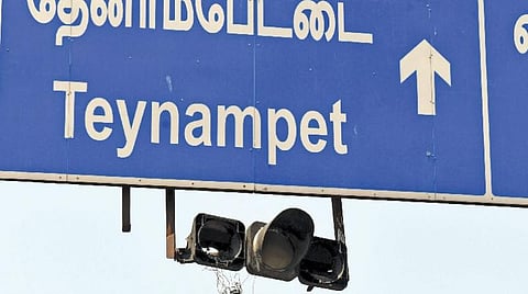 இரு வழிப்பாதையாக மாற்றப்பட்ட அண்ணா சாலையில் போக்குவரத்து சிக்னல்கள் செயல்படவில்லை: வாகன ஓட்டிகள் குற்றச்சாட்டு