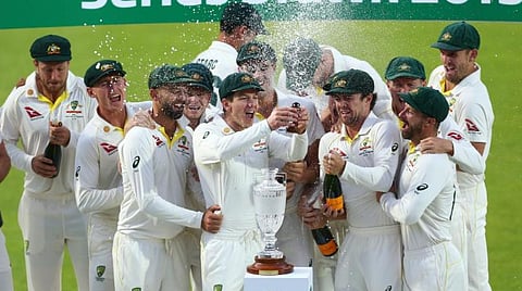 ஆஷஸ் கோப்பையை தக்க வைத்த மகிழ்ச்சியில் ஆஸ்திரேலிய அணியினர் : படம் உதவி ட்விட்டர்
