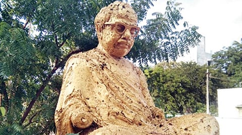 ஸ்ரீபெரும்புதூர் ஊராட்சி ஒன்றிய அலுவலகத்தில் சேதமடைந்த நிலையில் உள்ள அண்ணா சிலை.