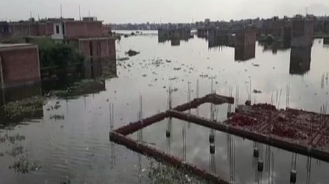 திரிவேணி சங்கமம் அருகே உள்ள ஆற்றங்கரையோரப் பகுதிகளில் குடியிருப்புப் பகுதிகளை மூழ்கடித்துள்ள வெள்ளநீர்.