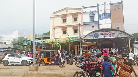 பாண்டி கோயில் முன் உள்ள திருமண மண்டபங்களில் உயர் நீதிமன்ற உத்தரவுப்படி பேனர் மற்றும் பதாகைகள் வைக்கவில்லை.