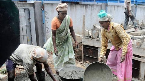 கட்டுமான தொழிலாளர்களுக்கு பணியிடத்தில் மருத்துவ சேவை வழங்க 50 வாகனங்கள்: ரூ.18 கோடியில் வாங்க முடிவு