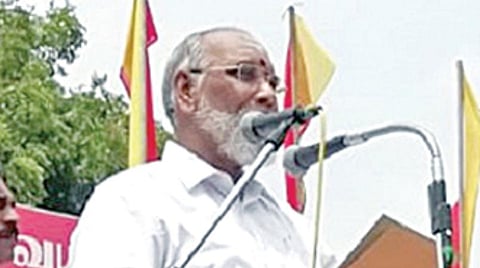 யாழ்ப்பாணத்தில் நடைபெற்ற பேரணி யில் பேசுகிறார் வடக்கு மாகாண முன்னாள் முதல்வர் விக்னேஸ்வரன்.