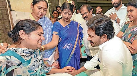 ராஜமுந்திரியிலுள்ள மருத்துவமனையில் சிகிச்சை பெற்று வருவோருக்கு நேற்று முதல்வர் ஜெகன்மோகன் ரெட்டி ஆறுதல் தெரிவித்தார்.படம்: பிடிஐ