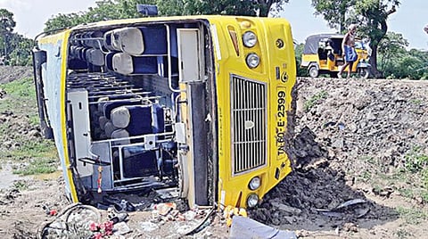 தனியார் கல்லூரி பேருந்து கவிழ்ந்து: 25 மாணவிகள் படுகாயம்