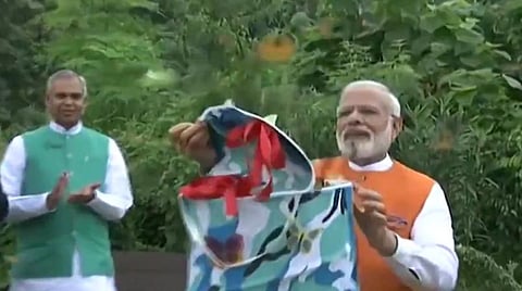 பிறந்த நாளன்று பட்டாம் பூச்சிகளை பறக்கவிட்ட மோடி