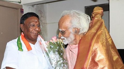 எழுத்தாளர் கி.ராஜநாராயணனுக்கு வாழ்த்து தெரிவிக்கும் புதுச்சேரி முதல்வர் நாராயணசாமி