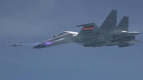 சுகோய் விமானத்தில் இருந்து செலுத்தப்பட்ட அஸ்த்ரா ஏவுகணை : படம் ஏஎன்ஐ