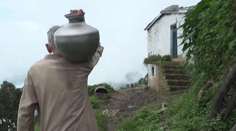 உத்தரகாண்ட் மலைக் கிராமத்தின் 84 வயது விவசாயி தனது தேவைக்கு குடிநீர் எடுத்துச்செல்லும் காட்சி | படம்: 'மோடி பக்' ஆவணப் படத்திலிருந்து