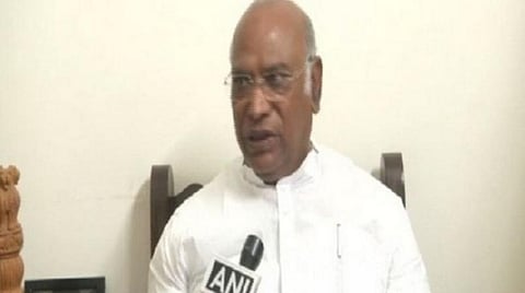 மகாத்மா காந்தி மட்டுமே தேசப்பிதா: மகாராஷ்டிரா முதல்வர் மனைவிக்கு மல்லிகார்ஜுன கார்கே பதிலடி