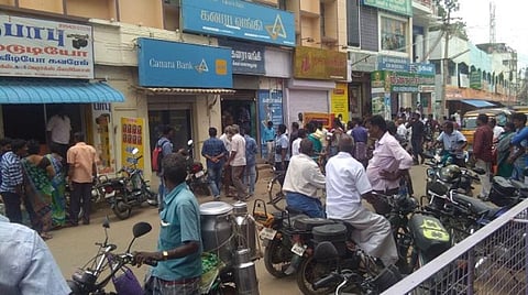 மானாமதுரையில் முன்விரோதம் காரணமாக கொலை முயற்சி: வங்கிக்குள் நுழைய முயன்ற கும்பல் மீது காவலர் துப்பாக்கிச்சூடு