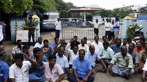 ஊதியம் கேட்டு போராடும் ஊழியர்கள் | படம்: எம்.சாம்ராஜ்