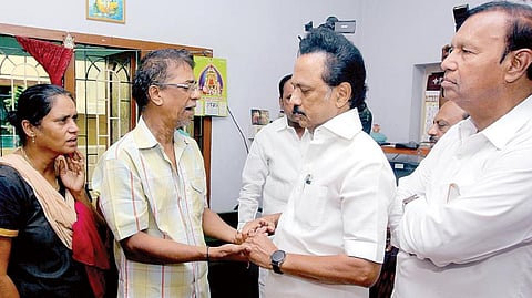 அதிமுக பேனர் விழுந்ததால் ஏற்பட்ட விபத்தில் உயிரிழந்த சுபயின் பெற்றோரை நெமிலிச்சேரியில் உள்ள அவரது வீட்டில் திமுக தலைவர் மு க ஸ்டாலின் சந்தித்து ஆறுதல் கூறி, ரூ.5 லட்சம் நிதியுதவி அளித்தார்.படம்: எம்.முத்துகணேஷ்