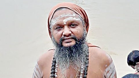 காசியில் கங்கை நதியில் புனித நீராடி மீண்டும் காவி உடை அணிந்து கொண்ட சுவாமிநாதன்.