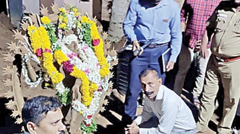 நடராஜர் சிலையை ஆய்வு செய்த பொன்மாணிக்கவேல் உள்ளிட்ட சிலை கடத்தல் தடுப்பு பிரிவு போலீஸார்.