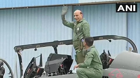 தேஜஸ் போர்விமானத்தில் பறக்கத் தயாராகிய பாதுகாப்புத் துறை அமச்சர் ராஜ் நாத் சிங் : படம் ஏஎன்ஐ