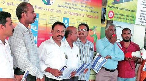 செல்போன் செயலி மூலம் முன்பதிவில்லா ரயில் பயணச்சீட்டு: கோவை ரயில் நிலையத்தில் விழிப்புணர்வு