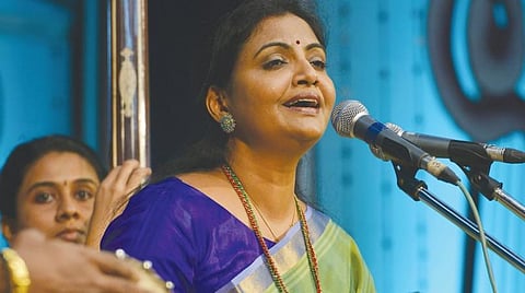 வாழ்வு இனிது: வீணையும் வயலினும் சங்கமிக்கும் குரல்!