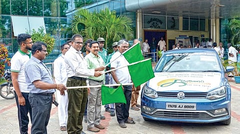 தூத்துக்குடியில் சாலையோரம் வசிக்கும் ஆதரவற்றோரை மீட்கும் கருணை பயணத்தை மாநகராட்சி பொறியாளர் ரூபன் சுரேஷ் பொன்னையா, நகர்நல அலுவலர் ஸ்டாலின் பாக்கியநாதன் ஆகியோர் தொடங்கி வைத்தனர்.