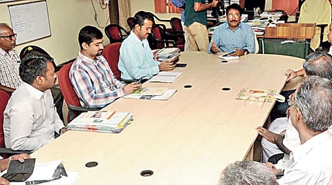 புதுச்சேரியில் பேனர்கள் வைப்பதை முறைப்படுத்துவது தொடர்பாக டிஜிட்டல் பிரிண்டர்ஸ் உரிமையாளர்கள் மற்றும் திருமண மண்டப உரிமையாளர்களுடன் ஆலோசனை நடத்தும் அதிகாரிகள்.