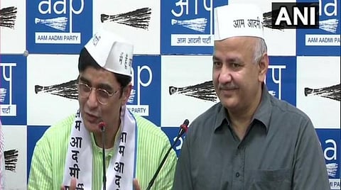 அஜோய் குமார் (இடது), மணீஷ் சிசோதயா (வலது)