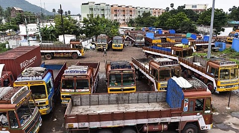 சேலம் செவ்வாய்பேட்டை லாரிமார்கெட் பகுதியில் நிறுத்தி வைக்கப்பட்டிருந்த லாரிகள். படம்: எஸ்.குரு பிரசாத்