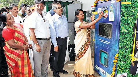 உதகை மத்தியப் பேருந்து நிலையத்தில் பிளாஸ்டிக் பாட்டில் மறுசுழற்சி இயந்திர பயன்பாட்டை தொடங்கி வைத்த மாவட்ட ஆட்சியர் ஜெ.இன்னசென்ட் திவ்யா. படம்:ஆர்.டி.சிவசங்கர்.