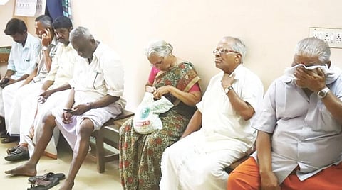 திருவட்டாறு ஆதிகேசவ பெருமாள் கோயில் கொள்ளை வழக்கில் குற்றம் சாட்டப்பட்டவர்கள் நீதிமன்ற வளாகத்தில் அமர்ந்திருந்தனர்.