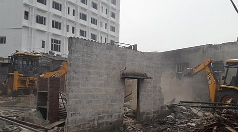 மதுரை மாட்டுத்தாவணி பேருந்து நிலையம் எதிரே ரூ.10 கோடி அரசு நிலம் மீட்பு: 20 ஆண்டுகளுக்குப் பிறகு பொதுப்பணித்துறை நடவடிக்கை