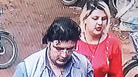 காரைக்குடி மளிகை கடையில் ‘சிசிடிவி’ கேமராவில் பதிவான வெளி நாட்டு ஜோடி.