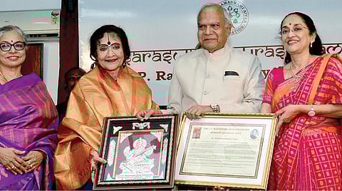 சென்னை ஆழ்வார்பேட்டை சி.பி.ராமசாமி ஐயர் அறக்கட்டளை சார்பில் நவராத்திரி இசைவிழாவைக் கொண்டாடும் வகையில் இந்த ஆண்டுக்கான ‘சரஸ்வதி புரஸ்காரம்’ விருதை பிரபல நடன கலைஞர் வைஜெயந்திமாலா பாலிக்கு தமிழக ஆளுநர் பன்வாரிலால் புரோஹித் நேற்று வழங்கினார். இந்நிகழ்ச்சியில், சி.பி.ராமசாமி ஐயர் அறக்கட்டளை தலைவர் நந்திதா கிருஷ்ணா, கவுரவ செயல் தலைவர் எம்.பார்கவி தேவேந்திரா, அறங்காவலர் சுமதி கிருஷ்ணன் ஆகியோர் கலந்துகொண்டனர்