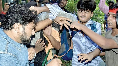 மத்திய அமைச்சர் பாபுல் சுப்ரியோவை தாக்கிய மாணவர்கள்.(கோப்புப் படம்)