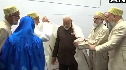 ஹூஸ்டன் நகரில் பிரதமர் மோடியைச் சந்தித்த தாவுதி போரா முஸ்லிம்கள் பட்டு அங்கவஸ்திரம் அணிவித்து மரியாதை செலுத்திய காட்சி : படம் ஏஎன்ஐ