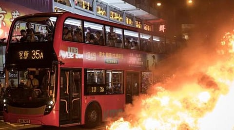 சீனக் கொடியை காலால் மிதித்த போராட்டக்காரர்கள்: ஹாங்காங்கில் தொடரும் வன்முறை