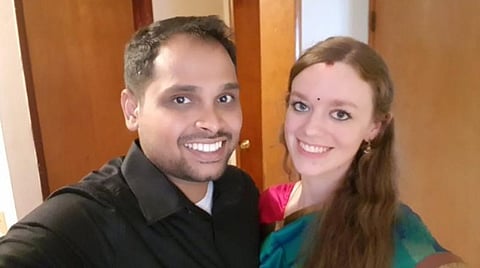 மலர்ந்தும் மலராத பாடலைப் பாடும் வெளிநாட்டுப் பெண்: இணையத்தில் வைரலாகும் ட்விட்டர் வீடியோ