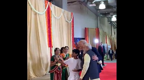 ஹவுடி மோடி நிகழ்வில் சுவாரஸ்யம்: சிறுவனின் செல்ஃபி ஆசையை நிறைவேற்றிய ட்ரம்ப், மோடி