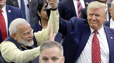 பிரதமர் மோடியும், அமெரிக்க அதிபர் டொனால்டு ட்ரம்பும் ‘ஹவுடி மோடி’ நிகழ்ச்சி நடந்த என்ஆர்ஜி ஸ்டேடியத்தை கைகோத்தபடி சுற்றி வந்தனர்.படம்: பிடிஐ