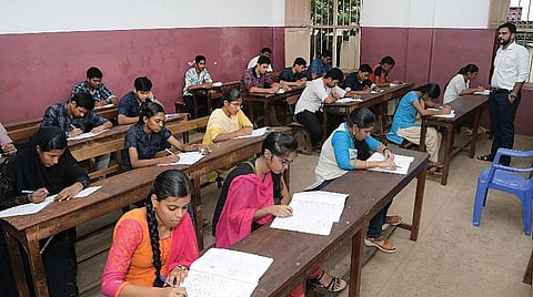 நுழைவுத் தேர்வுக்காக மடைமாறும் மாணவர்கள்